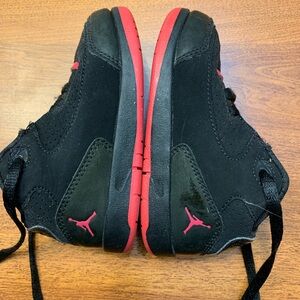 Jordan Kids retro Black Sneakers with red trim